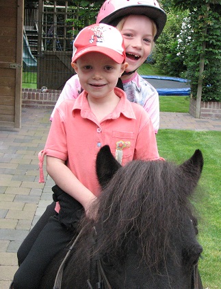 Tommy in de tuin